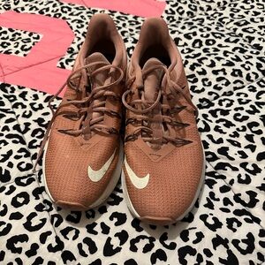 Women’s Nikes size 7